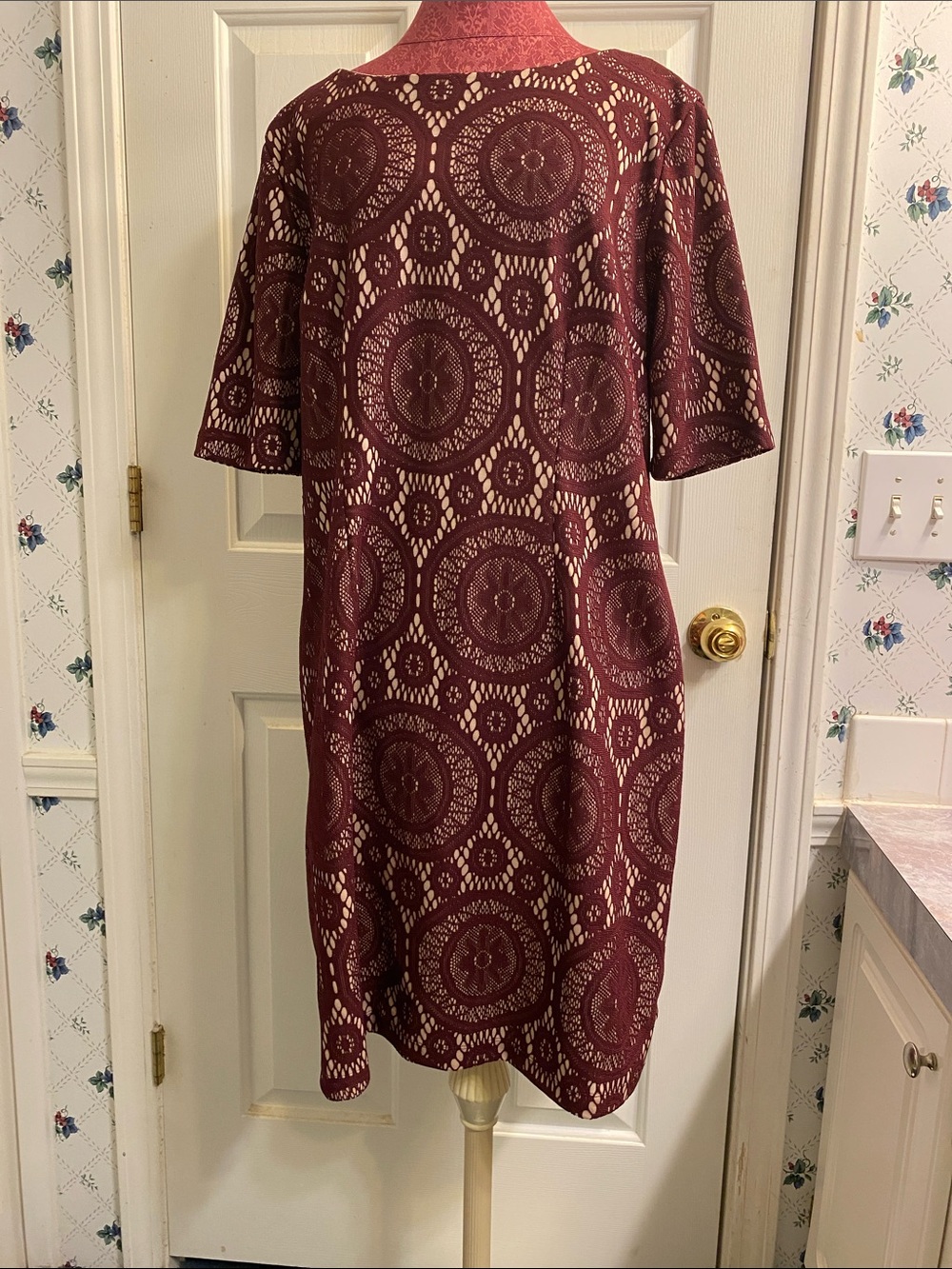 R & K Short-Sleeve Lace-Pattern Burgundy and Cream Dress Size 18 Party, Events